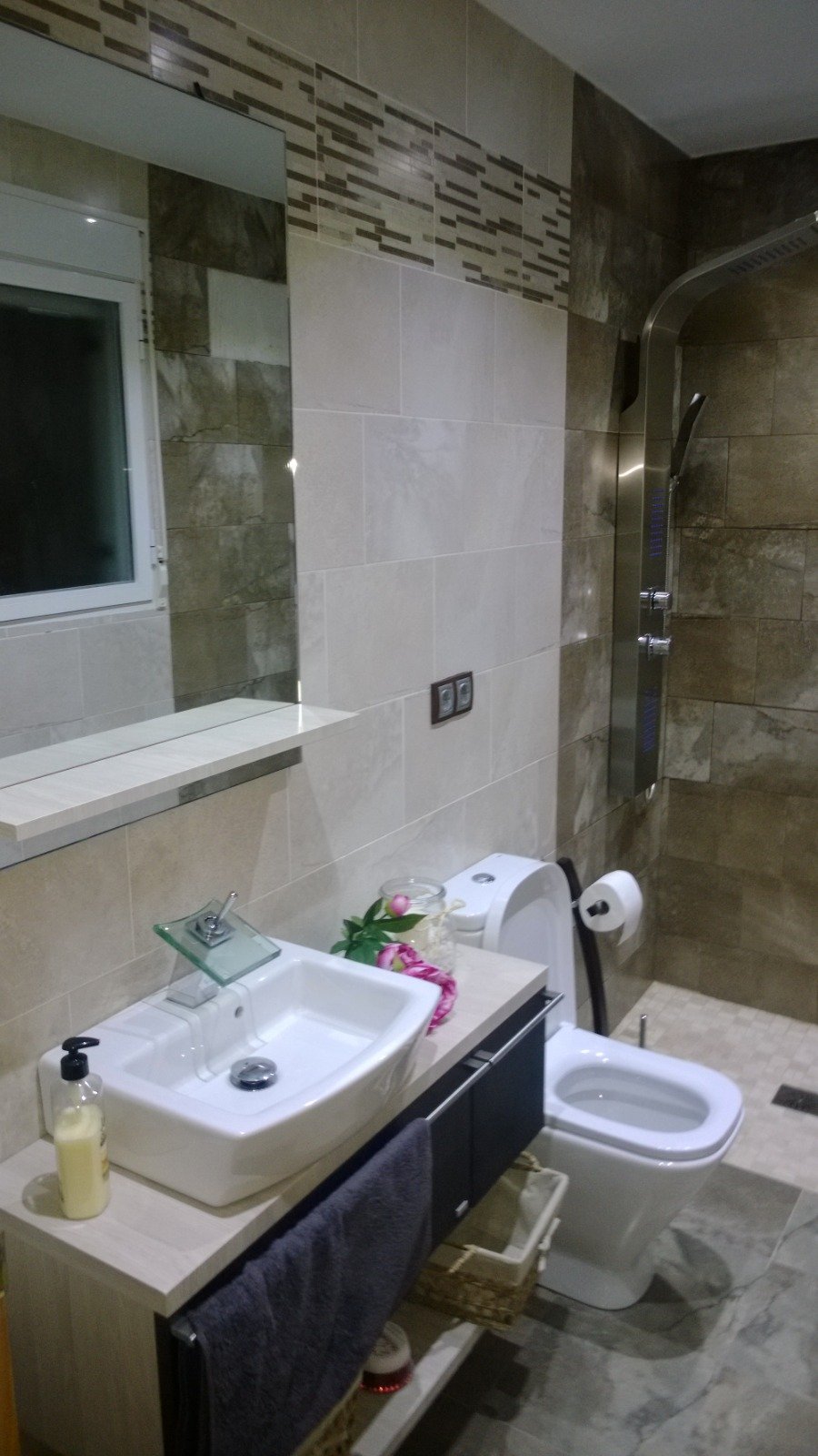Baño reformado por Reformas CC García: lavabo, mueble y ducha con panel hidromasaje