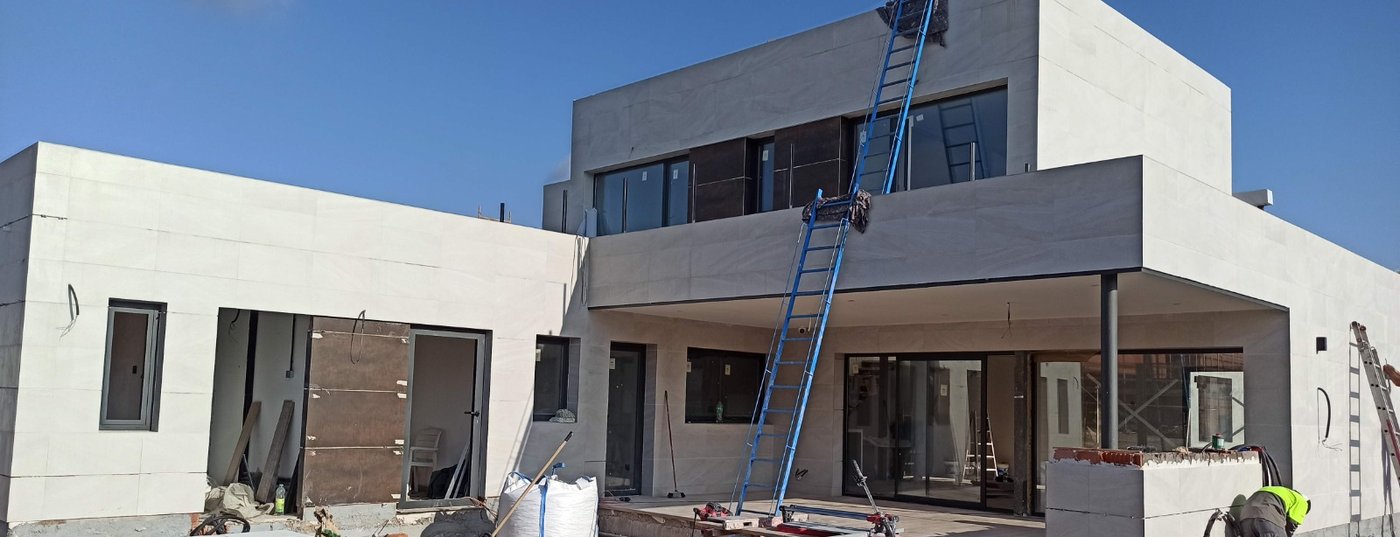 Construcción de chalet en ejecución, fachada y cerramientos