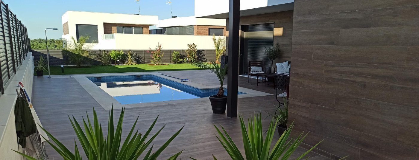 Chalet terminado con piscina y porche exterior