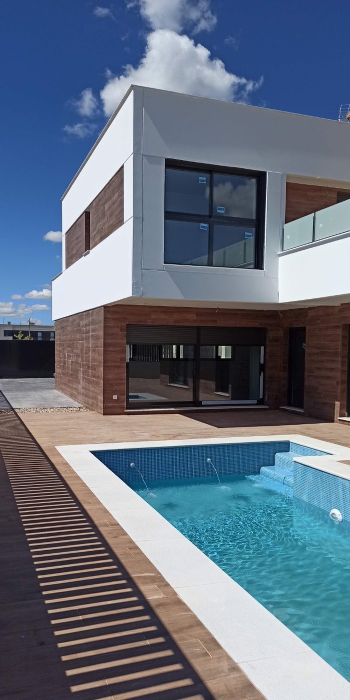 Chalet terminado con piscina de diseño y fachada moderna