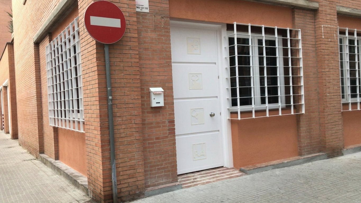 Puerta de entrada de local reformada por Reformas CC García