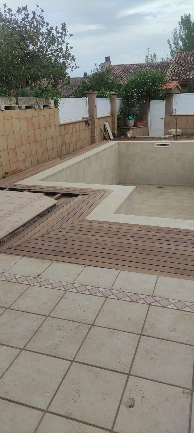 Piscina en sus últimos detalles antes de llenar
