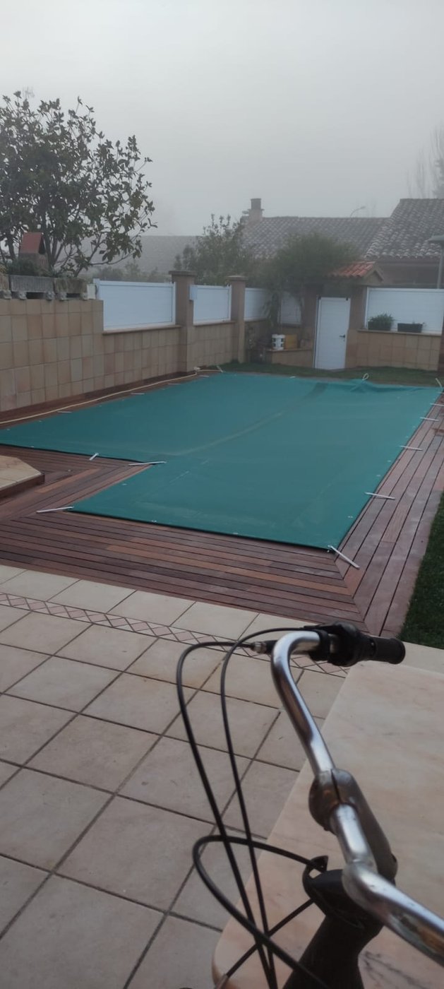 Piscina cubierta con lona de protección