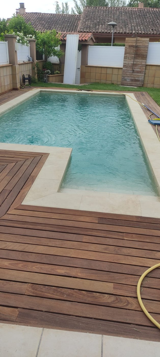 Piscina terminada por Reformas CC García, con tarima de madera